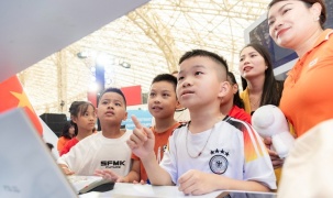 Trải nghiệm gian hàng 'Quốc gia AI' tại Triển lãm thành đất nước