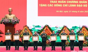 Trao Huân chương Quân công tặng các đồng chí lãnh đạo Bộ Quốc phòng