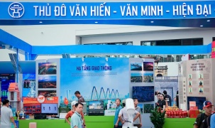 Người dân khắp nơi vẫn nườm nượp đổ về Trung tâm Triển lãm Quốc gia để tham quan