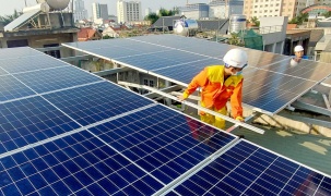 Vì sao lắp điện mặt trời mái nhà tự dùng phải thông báo EVN?