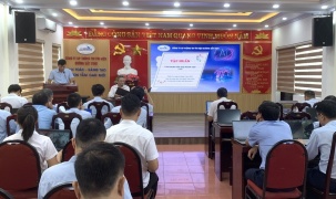 Cán bộ, nhân viên đường sắt Vinh thực hành ứng dụng AI 