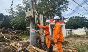 Khẩn trương khắc phục sự cố, sớm cấp điện trở lại cho khoảng 3,4 triệu khách hàng