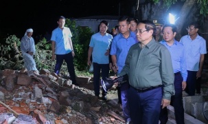 Thủ tướng viếng những người thiệt mạng, thăm hỏi người dân bị thiệt hại do lốc xoáy tại Ninh Bình
