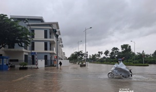 Mưa lớn gây ngập úng, học sinh và sinh viên Hà Nội chuyển sang học trực tuyến