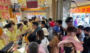 TPHCM áp dụng đăng ký trực tuyến khi mua vàng, Hà Nội vẫn giao dịch tại cửa hàng