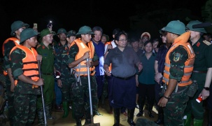 Thủ tướng kiểm tra công tác ứng phó mưa lũ tại vùng ven sông của Hà Nội