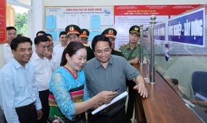 Bố trí, sắp xếp cán bộ cấp xã linh hoạt, phù hợp; tạo thói quen cho người dân làm thủ tục trực tuyến