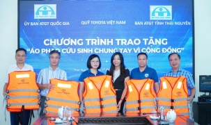 Quỹ Toyota Việt Nam thực hiện chương trình trao tặng áo phao cứu sinh năm 2025