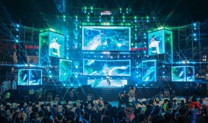 Ngàn khán giả đội mưa, “quẩy hết mình” trong đêm nhạc VPBank Prime Night có RHYDER, Hà Nhi