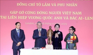 Tổng Bí thư gặp gỡ cộng đồng người Việt Nam và cán bộ Đại sứ quán Việt Nam tại Anh