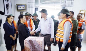 Tổng Bí thư Tô Lâm thăm, tặng quà người dân bị ảnh hưởng do mưa lũ tại Huế
