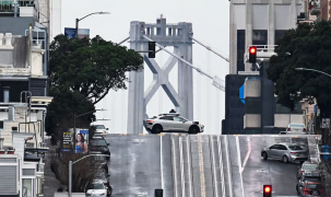 Vì sao xe tự lái chưa thể thay thế con người?