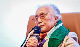 Nguyên Phó Chủ tịch nước Nguyễn Thị Bình xúc động nhận Giải thưởng Hòa bình Romesh Chandra