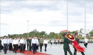 Tổng Bí thư Tô Lâm dâng hương tưởng niệm Chủ tịch Hồ Chí Minh và các anh hùng liệt sĩ tại Phú Quốc