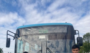 Nhân viên xe buýt Transerco hỗ trợ hành khách bị ngất trên xe đi cấp cứu