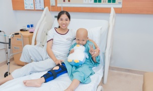 Bệnh nhân 7 tuổi mắc ung thư xương giữ được đôi chân nhờ công nghệ in 3D cá thể hóa