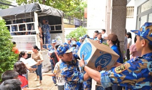 Vinamilk đưa 160.000 sản phẩm sữa và nước uống đồng bào vùng lũ lụt