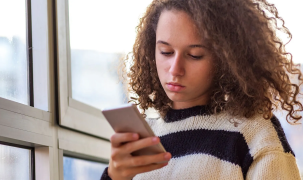 Tại sao một bộ phận người trẻ dần quay lưng với AI?