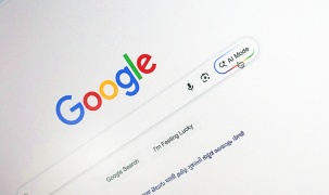 Google thử nghiệm hợp nhất AI Overviews với AI Mode