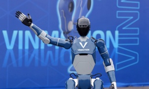 Việt Nam sắp có robot hình người tự sạc, tự đứng dậy