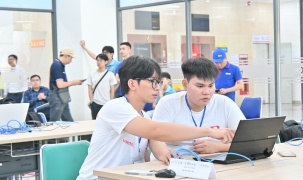 Các đội tuyển PROCON và Phần mềm nguồn mở bước vào ngày tranh tài kịch tính tại OLP’25