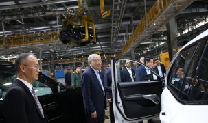 Phó Thủ tướng Thường trực Nguyễn Hòa Bình thăm Công ty VinFast