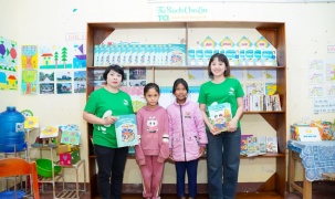 Trao tặng tủ sách và xe đạp mới cho học sinh vùng biên Bản Bù