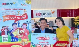 HDBank trao thưởng 1 ký vàng SJC cho nữ khách hàng tại TP.HCM