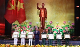 Lãnh đạo Đảng, Nhà nước trao danh hiệu Anh hùng tặng các tập thể, cá nhân