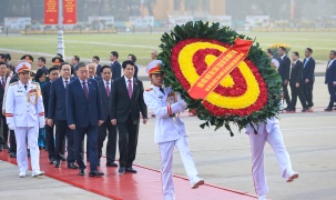 Đại biểu dự Đại hội Đảng lần thứ XIV vào Lăng viếng Chủ tịch Hồ Chí Minh
