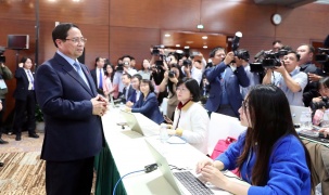 Thủ tướng Phạm Minh Chính thăm, động viên phóng viên báo chí tác nghiệp tại Đại hội XIV của Đảng