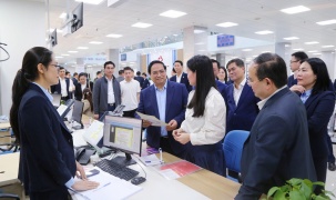 Thủ tướng: Cán bộ Trung tâm hành chính công phải chủ động, tận tâm phục vụ nhân dân