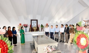 Chủ tịch Quốc hội Trần Thanh Mẫn dâng hương, viếng mộ Cụ Phó bảng Nguyễn Sinh Sắc