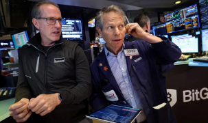 Chứng khoán Mỹ sụt điểm, bitcoin bị bán tháo, giá dầu hồi phục