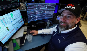 Chứng khoán Mỹ lập kỷ lục, bitcoin hồi mạnh, giá dầu tăng trong lúc chờ tin Iran