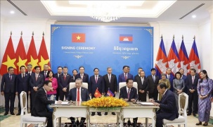 Tổng Bí thư Tô Lâm chứng kiến Lễ ký và trao các văn kiện hợp tác tại Campuchia