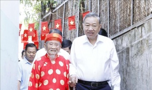 Tổng Bí thư Tô Lâm đến thăm, chúc Tết nhà nghiên cứu Nguyễn Đình Tư