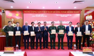 Giới thiệu cuốn sách về dấu ấn thành tựu nhiệm kỳ Đại hội lần thứ XIII của Đảng