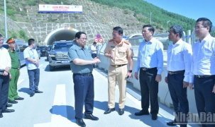 Thủ tướng Phạm Minh Chính đi kiểm tra các dự án giao thông trọng điểm khu vực miền Trung