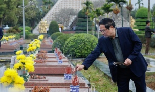 Thủ tướng dâng hương tưởng niệm Chủ tịch Hồ Chí Minh và các Anh hùng, liệt sĩ tại Điện Biên