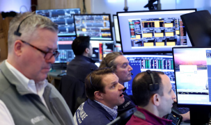 Chứng khoán Mỹ “đỏ lửa” vì giá dầu đóng cửa trên mức 100 USD/thùng