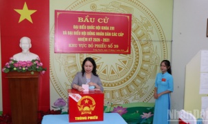 Phó Chủ tịch nước Võ Thị Ánh Xuân cùng cử tri bỏ phiếu bầu cử tại phường Long Xuyên, tỉnh An Giang