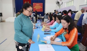 Cử tri cao tuổi và cử tri trẻ hào hứng đi bầu cử tại Khánh Hòa