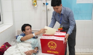 Xúc động những lá phiếu được bỏ ngay tại giường bệnh