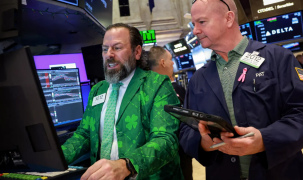 Chứng khoán Mỹ giữ đà hồi phục dù giá dầu leo thang trở lại