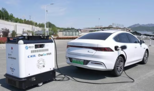 Robot sạc tự hành: Lời giải linh hoạt cho bài toán hạ tầng xe điện tại đô thị cũ