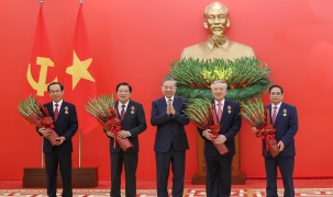 Tổng Bí thư Tô Lâm trao Huân chương Quân công hạng nhất và Huy hiệu Đảng tặng các đồng chí lãnh đạo, nguyên lãnh đạo