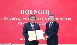 Đồng chí Lê Minh Hưng trao Quyết định của Bộ Chính trị chuẩn y đồng chí Trần Phong giữ chức Bí thư Tỉnh uỷ Khánh Hoà