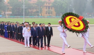Đại biểu Quốc hội khóa XVI vào Lăng viếng Chủ tịch Hồ Chí Minh trước giờ khai mạc kỳ họp thứ nhất