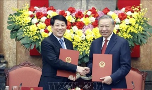 Bàn giao công tác giữa Tổng Bí thư, Chủ tịch nước Tô Lâm và nguyên Chủ tịch nước Lương Cường